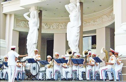 Nhà hát thành phố hiện nay không đủ không gian cho những chương trình văn hóa văn nghệ quy mô lớn.