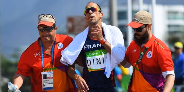 VĐV người Pháp Y-ô-han Đi-nít dù mất sức nhưng vẫn cố gắng về đích ở nội dung đi bộ 50 km.