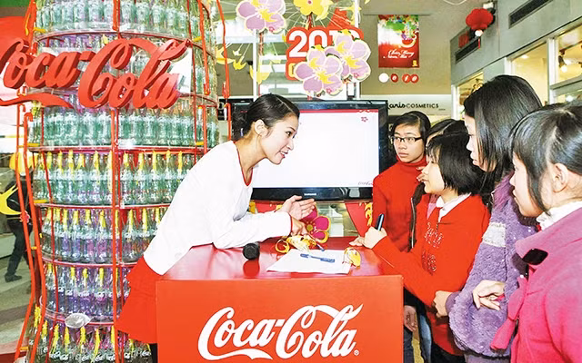 Nếu hình ảnh công chúng của Coca-Cola không được cải thiện, người tiêu dùng có thể sẽ tẩy chay sản phẩm của doanh nghiệp này. Ảnh | THÀNH SƠN