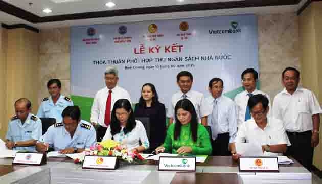Ký kết thỏa thuận thu ngân sách nhà nước giữa Vietcombank Sóng Thần và các đơn vị trên địa bàn thị xã Dĩ An.