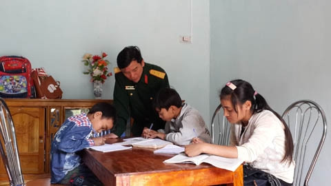 Trung tá Ngô Sỹ Lý kèm cặp "các con" học bài.