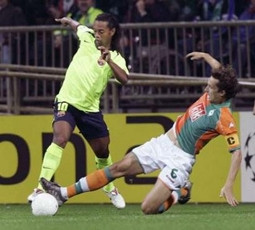 Ronaldinho ghi bàn thắng ấn định
tỷ số 2-0 cho Barcelona.