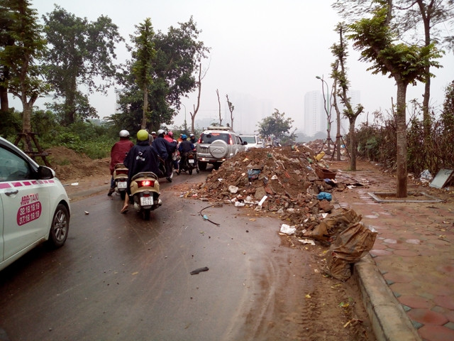 Phế thải gây cản trở giao thông trên tuyến đường mới dọc sông Lừ, gần khu đô thị Đại Kim (quận Hoàng Mai, Hà Nội).