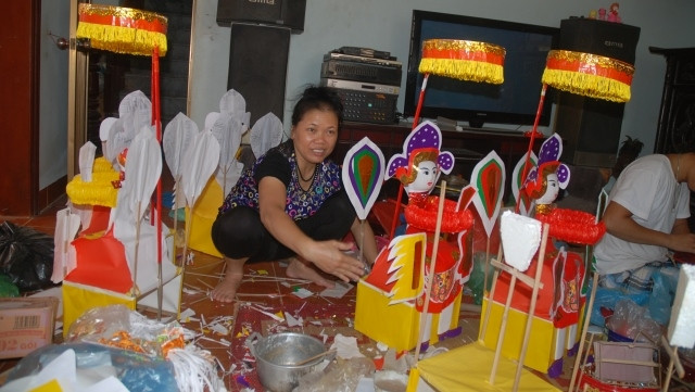 Cô Tuyến đang chuẩn bị những đơn hàng cuối cùng trước khi giao cho khách.