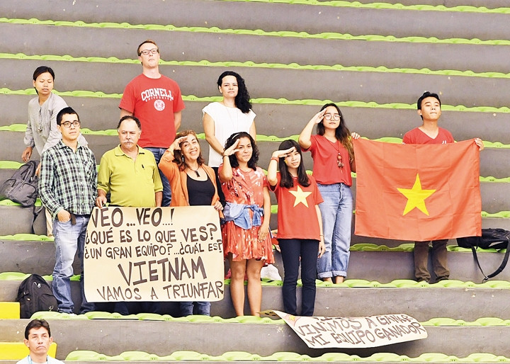 ĐT futsal Việt Nam nhận được sự cổ vũ nhiệt thành của khán giả quốc tế tại giải FIFA Futsal World Cup 2016 tại Colombia.