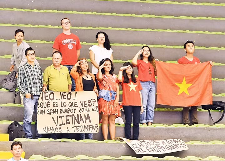 ĐT futsal Việt Nam nhận được sự cổ vũ nhiệt thành của khán giả quốc tế tại giải FIFA Futsal World Cup 2016 tại Colombia.