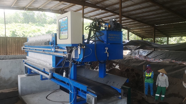 Công nhân Công ty Urenco 7 đang vận hành xử lý bùn thải bể tự hoại tại Trạm xử lý.