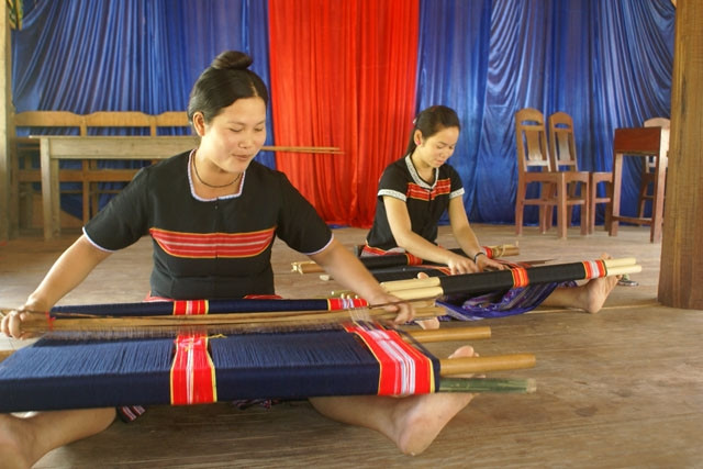 Nghề dệt thổ cẩm truyền thống của người Cà Tu (Quảng Nam).