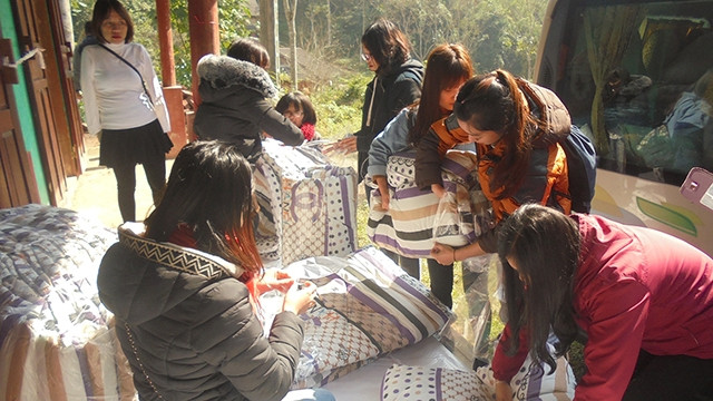 Đoàn thiện nguyện mang quà lên với đồng bào thôn Solo.