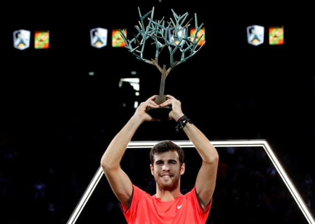 Karen Khachanov nâng cao chiếc cúp vô địch Paris Masters 2018. (Ảnh: Reuters)