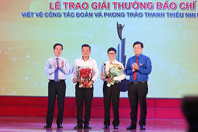 Các đồng chí Võ Văn Thưởng (ngoài cùng bên trái) và Lê Quốc Phong, Bí thư thứ nhất T.Ư Đoàn TNCS Hồ Chí Minh (ngoài cùng bên phải) trao giải thưởng tặng tác giả Nguyễn Đặng Hạnh Phúc (thứ hai từ trái 