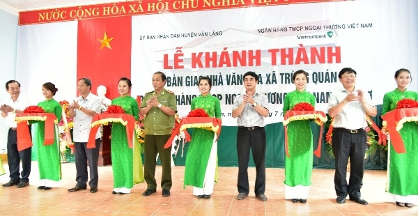 Vietcombank bàn giao công trình nhà văn hoá tại Lạng Sơn