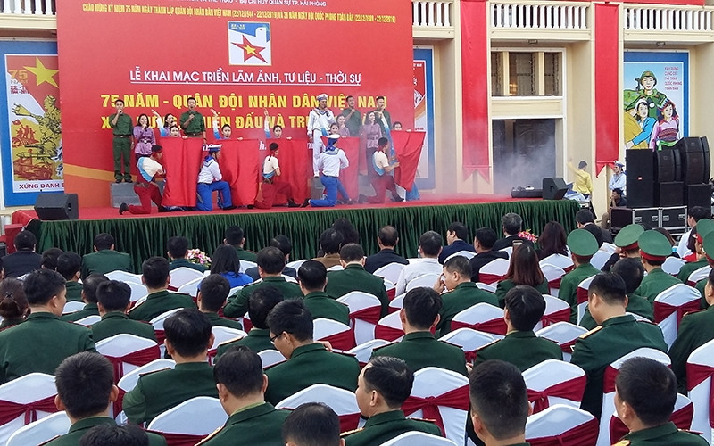 Quang cảnh khai mạc triển lãm.