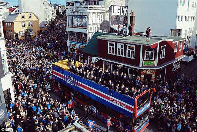 Hàng chục nghìn người Ai-xơ-len đổ ra đường phố đón đội tuyển quốc gia trở về.