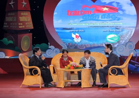 Các đại biểu giao lưu với gia đình ngư dân tại Chương trình "Trái tim biển đảo". 