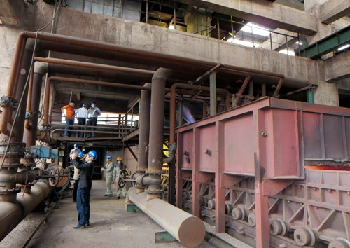 Dây chuyền thiêu kết bùn đỏ khô tinh luyện ra sắt, thép tại Công ty thép Thái Hưng.