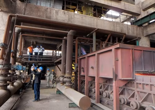 Dây chuyền thiêu kết bùn đỏ khô tinh luyện ra sắt, thép tại Công ty thép Thái Hưng.