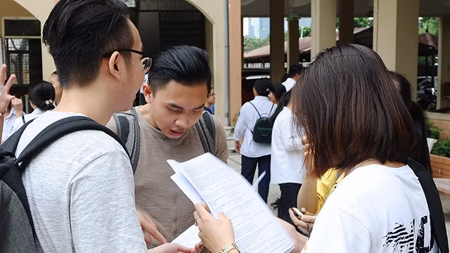 Thí sinh sau buổi thi tiếng Anh.