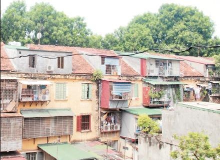 Nhiều phòng ở được cơi nới trên nóc khu tập thể C7 Kim Liên (Hà Nội).