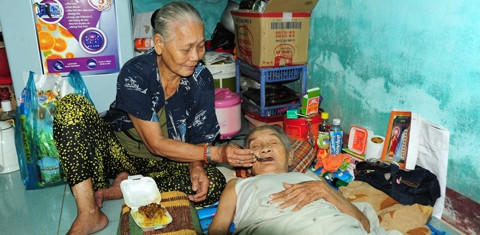 Chỉ còn chút hơi sức để cố, bà Quế cũng quyết chăm sóc bà Anh thật chu toàn.