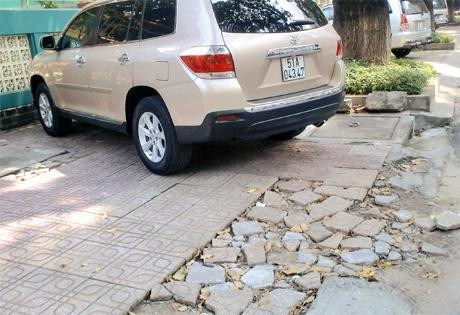 Vỉa hè đường Trần Quốc Thảo thường xuyên bị các nhà hàng chiếm dụng làm chỗ đậu xe.