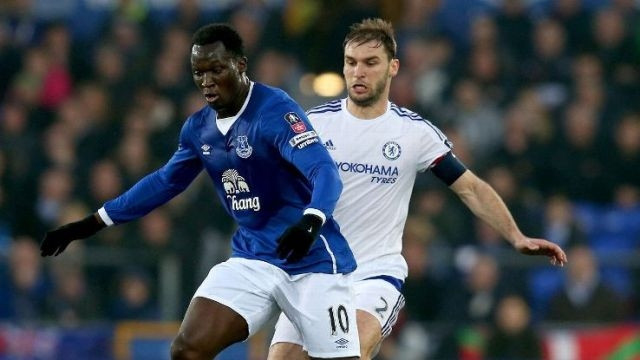 Lukaku (áo xanh) lập cú đúp, giúp Everton thắng Chelsea 2-0.