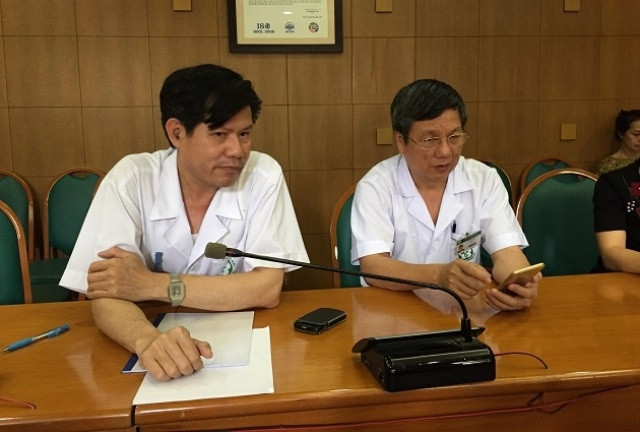 TS Nguyễn Hữu Dũng và GS, TS Nguyễn Gia Bình bày tỏ mong muốn CQĐT xem xét cho bác sĩ Hoàng Công Lương được tại ngoại để điều tra.