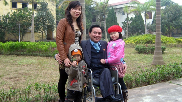 Lương y Trần Quang Dũng cùng gia đình.