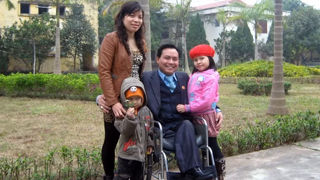 Lương y Trần Quang Dũng cùng gia đình.