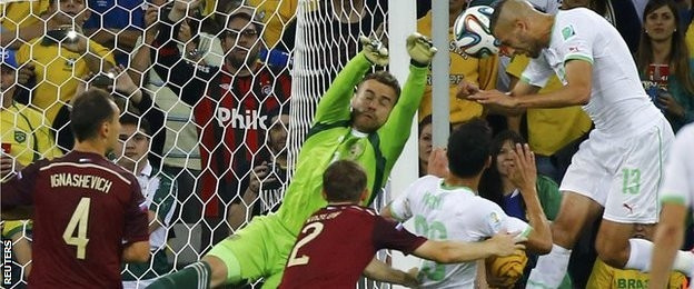 Pha đánh đầu gỡ 1-1 cho Algeria của Slimani.