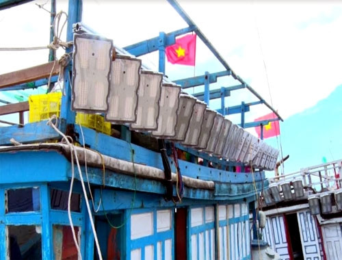 Hệ thồng đèn LED trên tàu đánh bắt xa bờ ở Quảng Trị.