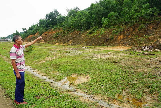 Khu tái định cư ở xã Vạn Thọ (huyện Đại Từ) bị sạt lở, bỏ hoang, gây lãng phí.