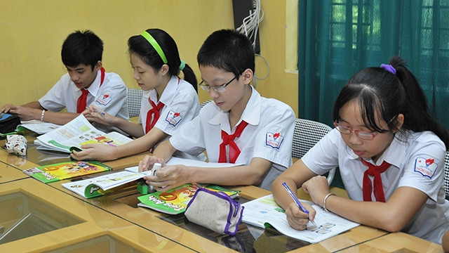 Dư luận mong muốn sớm xóa bỏ thế độc quyền biên soạn và phát hành sách giáo khoa. Ảnh: HẢI NGUYỄN