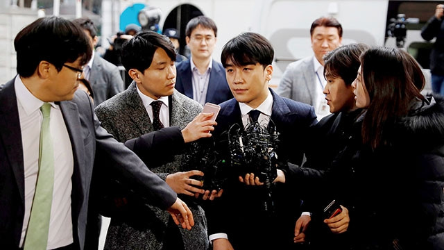 Cựu ca sĩ Seungri tới trình diện tại trụ sở cảnh sát Seoul. Ảnh: NBC NEWS