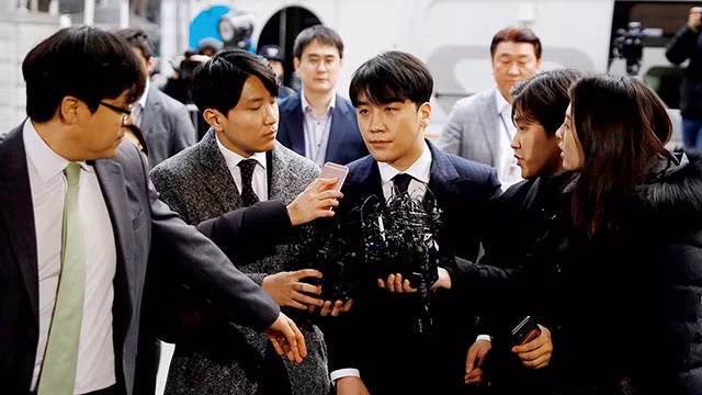 Cựu ca sĩ Seungri tới trình diện tại trụ sở cảnh sát Seoul. Ảnh: NBC NEWS