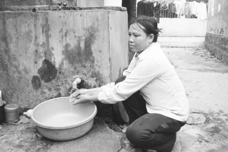 Hầu hết người dân xã Phụng Châu vẫn sử dụng nước giếng khoan trong sinh hoạt.