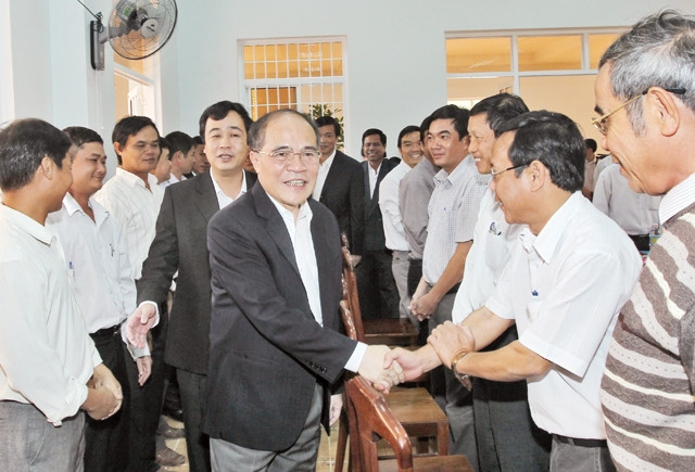 Chủ tịch Quốc hội Nguyễn Sinh Hùng gặp gỡ nhân dân xã Nhơn Lộc, huyện An Nhơn (Bình Ðịnh).Ảnh: NHAN SÁNG - TTXVN