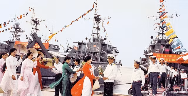 Tình quân dân Ðà Nẵng với Bộ đội Hải quân vùng C.  Ảnh: Thanh Lộc