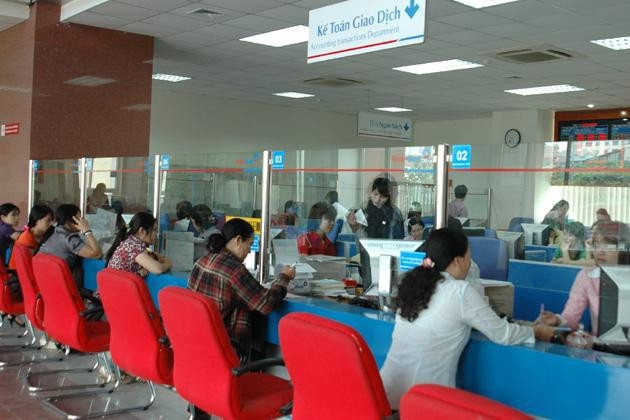 Khách hàng giao dịch tại một chi nhánh VietinBank.