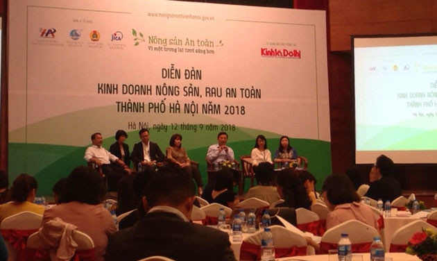 Các diễn giả chia sẻ kinh nghiệm và mối quan tâm về nông sản sạch.