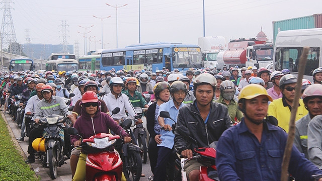 Kẹt xe ở ngã ba Cát Lái.