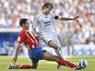 Trận đấu được mong chờ giữa
Real Madrid (áo trắng) và Atletico.