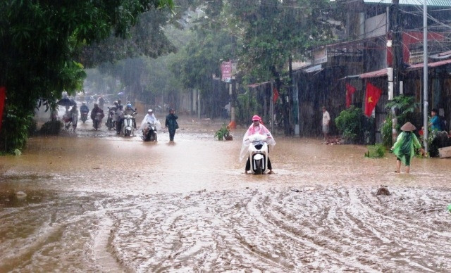 Đường phố thị xã Nghĩa Lộ (tỉnh Yên Bái) ngập trong nước lũ.