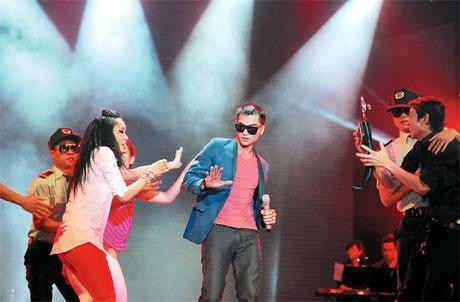 Múa minh họa không liên quan hoặc giảm giá trị bài hát.