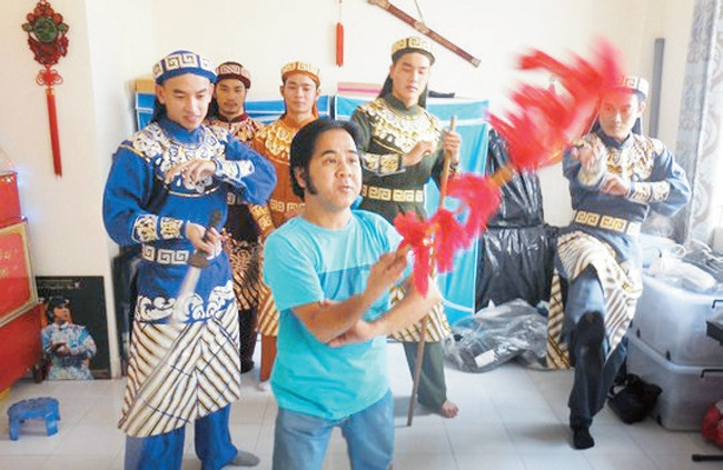 Nghệ sĩ Bạch Long hướng dẫn học viên múa roi ngựa.