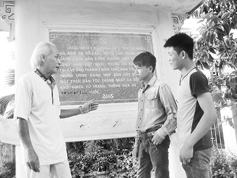 Ông Trần Quốc Thái - cháu nội bà Hoàng Thị Cốc cùng thế hệ trẻ hôm nay bên di tích cách mạng kháng chiến làng Võng La.