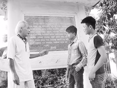 Ông Trần Quốc Thái - cháu nội bà Hoàng Thị Cốc cùng thế hệ trẻ hôm nay bên di tích cách mạng kháng chiến làng Võng La.