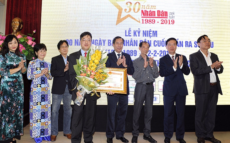 Ðồng chí Võ Văn Thưởng, Ủy viên Bộ Chính trị, Bí thư Trung ương Ðảng, Trưởng Ban Tuyên giáo Trung ương trao Bằng khen của Thủ tướng Chính phủ tặng Báo Nhân Dân cuối tuần.   Ảnh: ÐĂNG KHOA