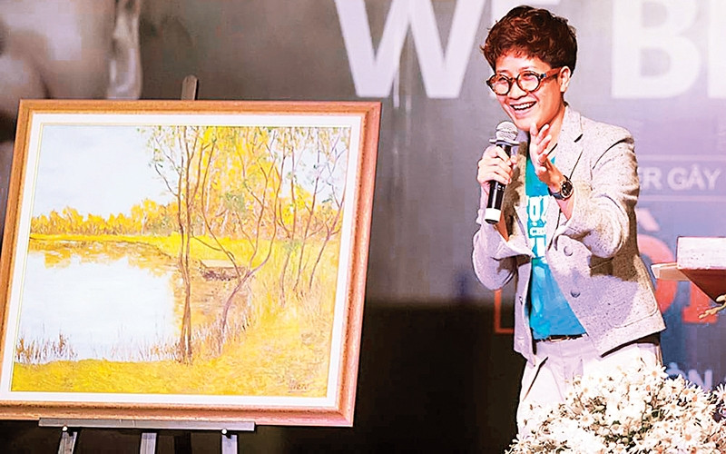 Phạm Thị Hương Giang trong buổi bán tranh gây quỹ xây nhà chống lũ. Ảnh | QUÝ HÒA