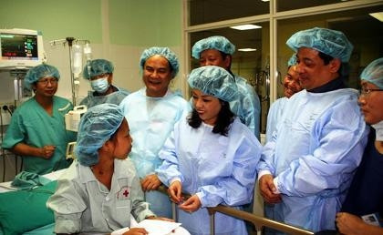 Bộ trưởng Bộ Y tế Nguyễn Thị Kim Tiến thăm bệnh nhân Cẩm Tú.